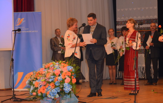 За добросовісне виконання своїх обов’язків Голова правління Ігор Прокопів вручає грамоти працівникам підприємства