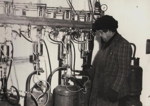 Наповнення балонів зрідженим газом.