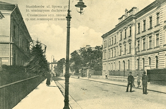 У 1874 р. у місті запрацював перший  ліхтар, який працював на світильному газі