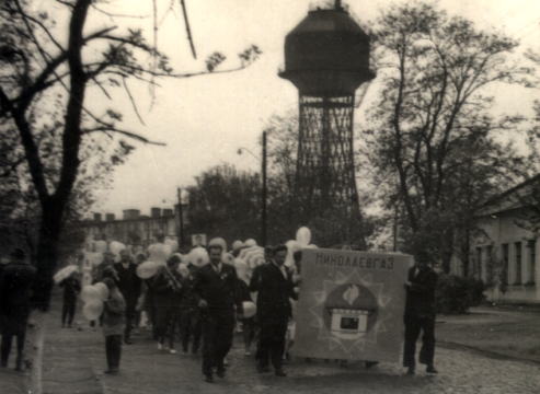 1972 р. - на першотравневу демонстрацію колектив вперше вийшов зі своєю емблемою