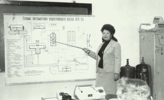 Майстер служби ВБГО Т.С.Вишнякова навчає слюсарів - 1966 р.