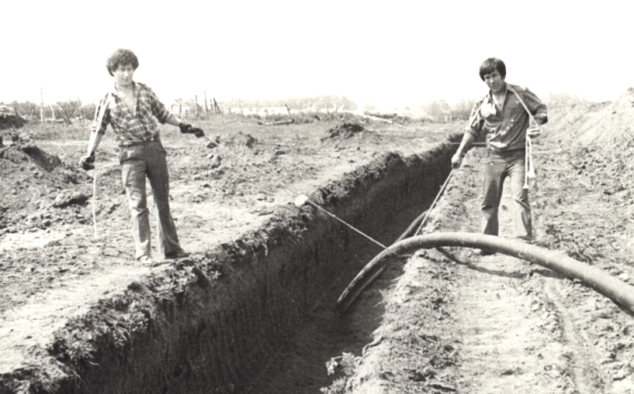 Зварені заздалегідь поліетиленові труби вкладаються у траншеї - 1987 р.