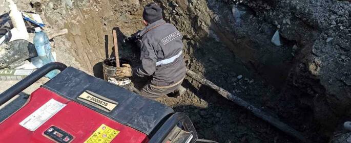 В центрі Тячева усувають витік газу на підземному газопроводі.